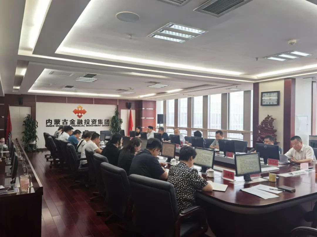 十三次党委理论学习中心组（扩大）学习会议.jpg
